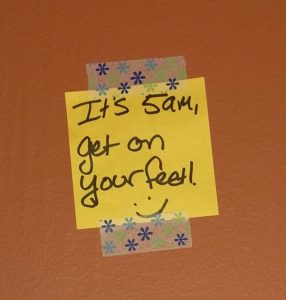 Post-it saying "It's 5 A.M., get on your feet!"